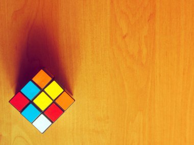 Ahşap arka plan üzerinde Rubik küpü