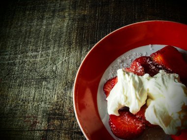 Kremalı taze çilek