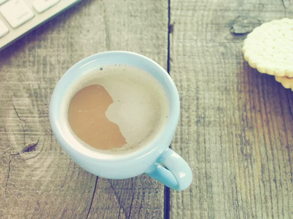 Teclado de ordenador, taza de café y galletas —  Fotos de Stock