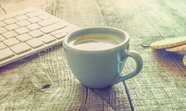 Computertastatur, Tasse Kaffee und Kekse — Stockfoto