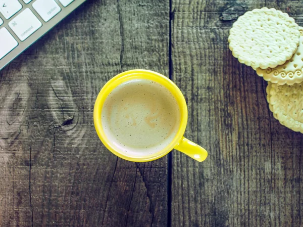 Teclado de ordenador, taza de café y galletas —  Fotos de Stock