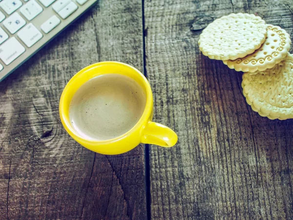 Computertastatur, Tasse Kaffee und Kekse — Stockfoto