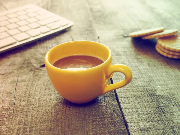 Teclado de ordenador, taza de café y galletas —  Fotos de Stock