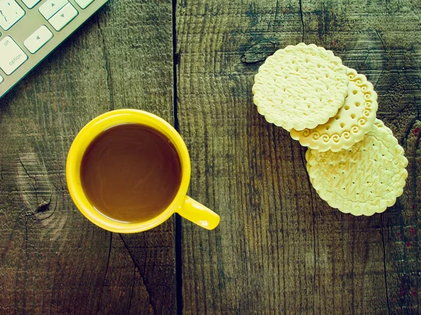 Teclado de ordenador, taza de café y galletas —  Fotos de Stock