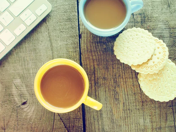 Computertastatur, Tasse Kaffee und Kekse — Stockfoto