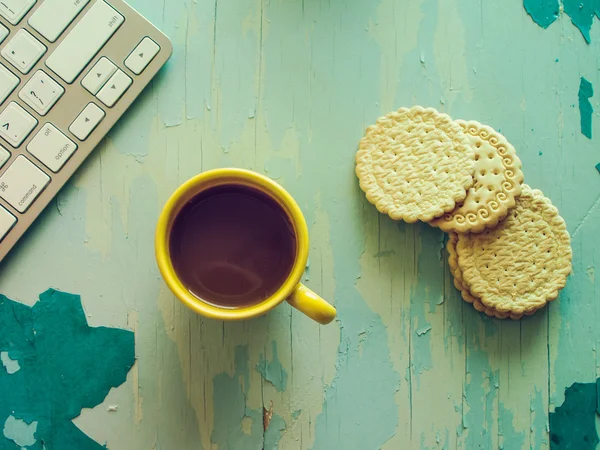 Teclado de ordenador, taza de café y galletas —  Fotos de Stock