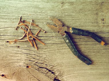 Eski paslı pense ve çivi