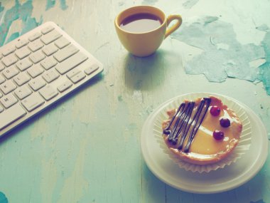 Bilgisayar klavye, fincan kahve ve kek