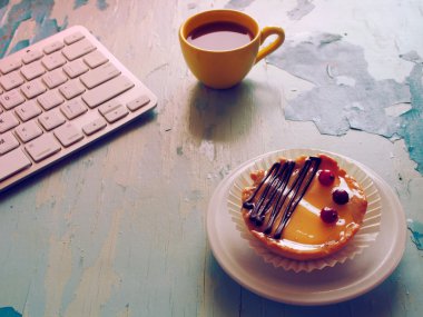 Bilgisayar klavye, fincan kahve ve kek