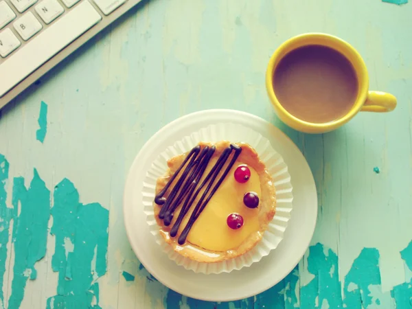 Teclado de ordenador, taza de café y pastel —  Fotos de Stock