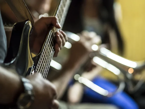 Homme jouant à la guitare — Photo