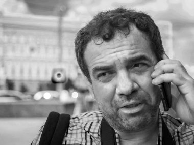 Telefonda Konuşan Adam 