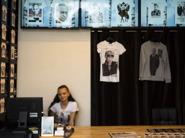 Shop sells T-shirts with a picture of Vladimir Putin — 스톡 사진