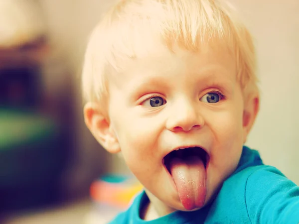 Glücklicher kleiner Junge mit blauen Augen — Stockfoto