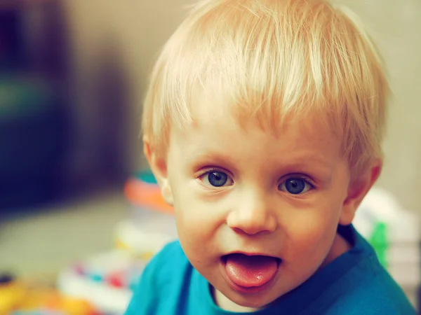 Joyeux petit garçon aux yeux bleus — Photo