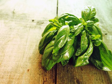 Ahşap arka planda fesleğen yaprakları