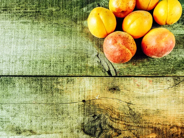 Свежие домашние абрикосы — стоковое фото