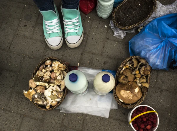 Kız bir çiftçi pazarda esnaf — Stok fotoğraf