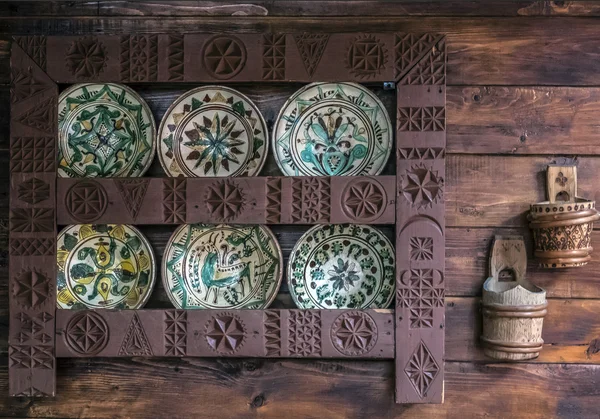 Shelf with plates with traditional ornaments — Stock Photo, Image