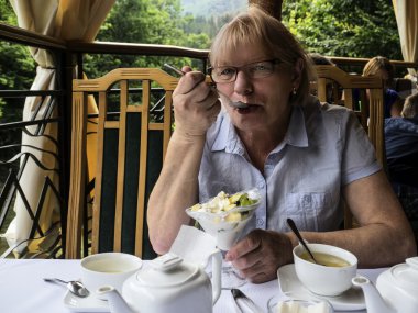 dondurma yiyen kadın