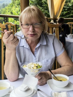 dondurma yiyen kadın