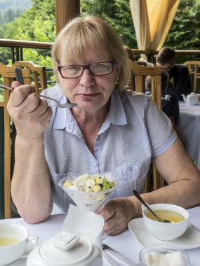 dondurma yiyen kadın