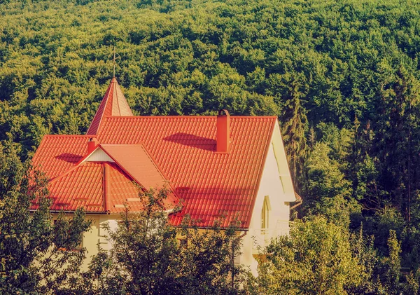 Hus med rött tak — Stockfoto