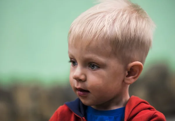 Boy v červené bundě — Stock fotografie