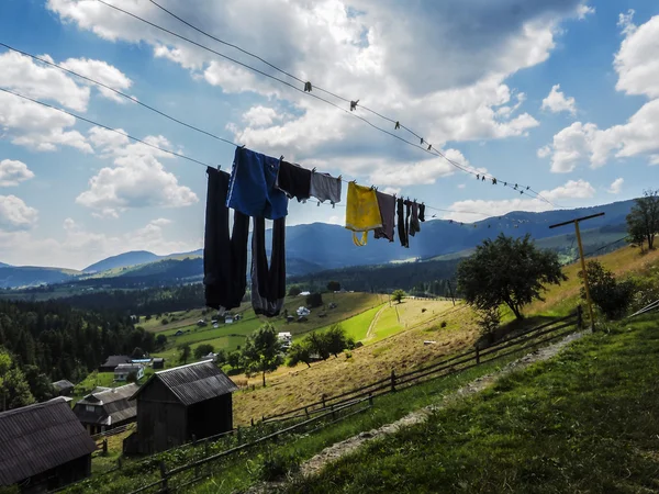 Wäschetrocknen am Seil in der Nähe des Hauses — Stockfoto