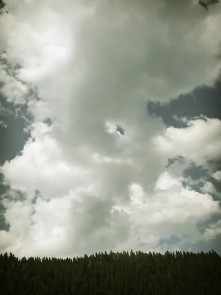 Cielo azul con nubes bajo las montañas . — Foto de Stock