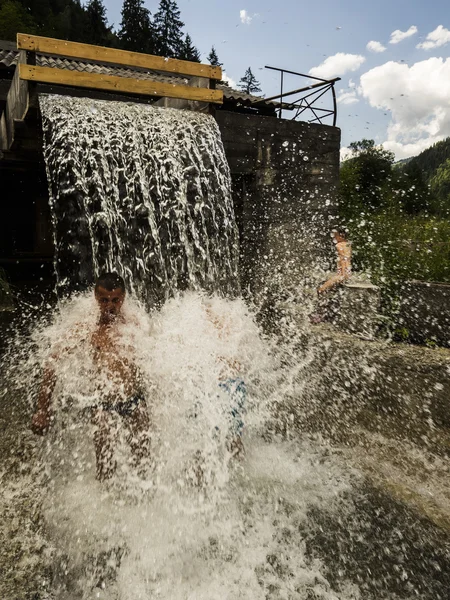 Dva muži v umělý vodopád — Stock fotografie