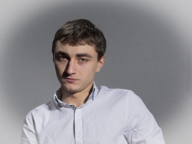 genç adam bir ışık gömlek