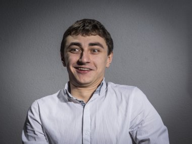 genç adam bir ışık gömlek