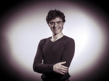 Genç kıvırcık adam