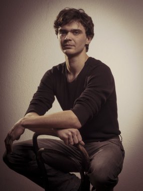 Genç kıvırcık adam