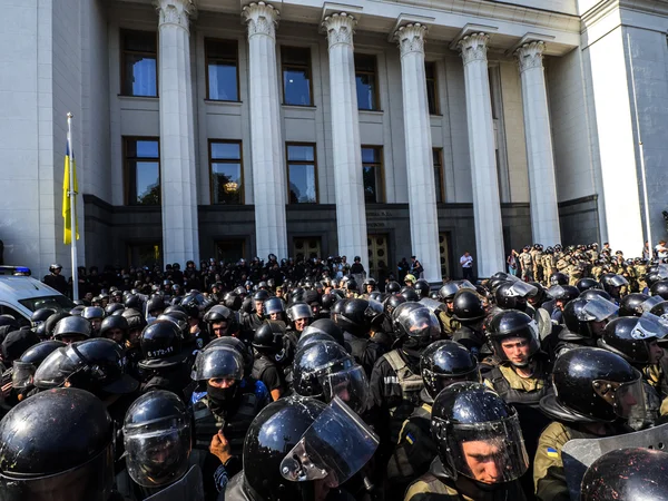 Gli oppositori delle modifiche alla Costituzione ucraina si scontrano con po — Foto Stock