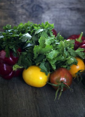 Masanın üzerine taze sebze hasatı