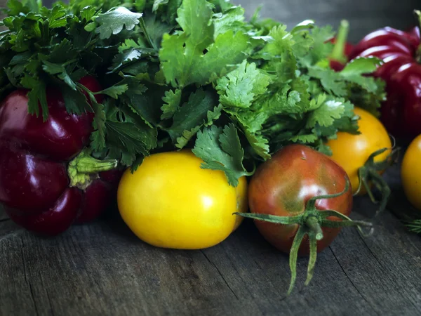 Sklizeň čerstvé zeleniny na stůl — Stock fotografie