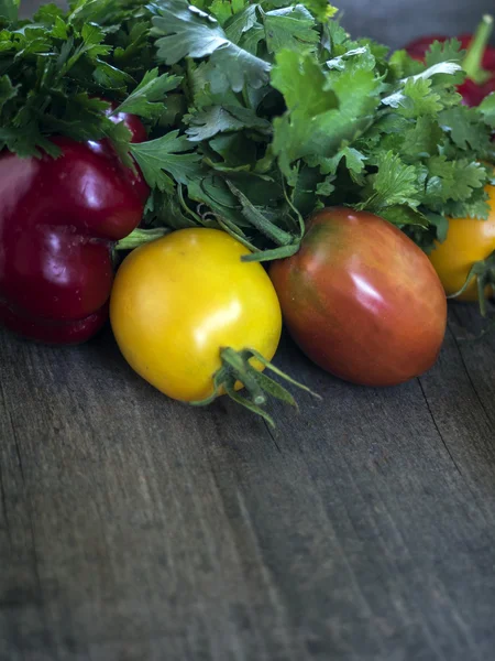 Сбор свежих овощей на столе — стоковое фото