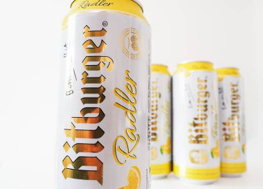 Almanya - 8 Ekim 2025: Bitburger Radler kutuları, ferahlatıcı bir Alman shandy 'si, öne çıkan altın harfli koyu sarı ve beyaz bir tasarıma sahiptir..