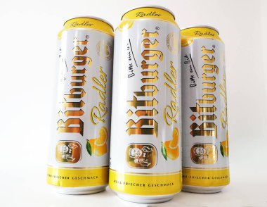 Almanya - 8 Ekim 2025: Bitburger Radler kutuları, ferahlatıcı bir Alman shandy 'si, öne çıkan altın harfli koyu sarı ve beyaz bir tasarıma sahiptir..