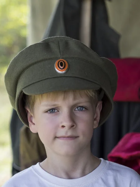 Pequeño chico caucásico en gorra oficial — Foto de Stock