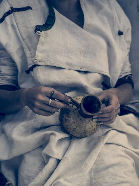 カボチャの水差しを持つ女性 — ストック写真