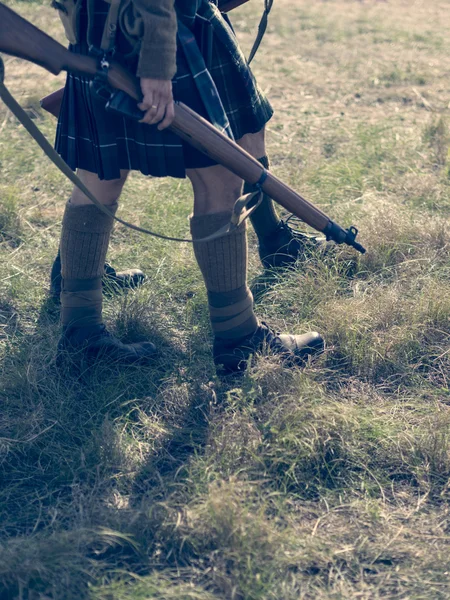 Skotska soldater med gevär — Stockfoto