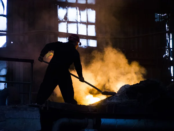 Despejo de aço quente na planta metalúrgica — Fotografia de Stock