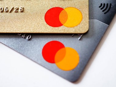 Vilshofen Tuna, Almanya - 30 Kasım 2025: Üst üste binen Mastercard bankası ve kredi kartları.