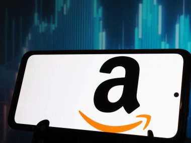 Almanya - 5 Ocak. 2026: Bu fotoğraf illüstrasyonunda Amazon.com, Inc. logosu bir monitörde gösteriliyor.
