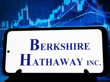 Almanya - 5 Ocak. 2026: Bu resimde Berkshire Hathaway Inc. logosu bir monitörde gösteriliyor.
