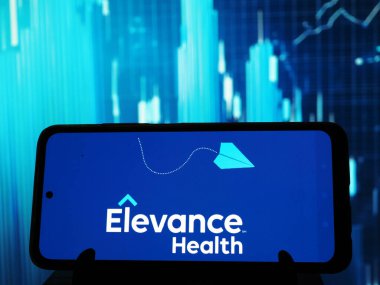 Almanya - 7 Ocak. 2026: Bu resimde, Elevance Health, Inc. logosu akıllı telefondan gösteriliyor.
