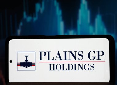 Bu resimde, Plains GP Holding LP logosu akıllı telefondan gösteriliyor.